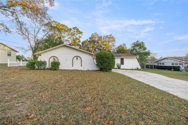 ranch-style house featuring a front yard