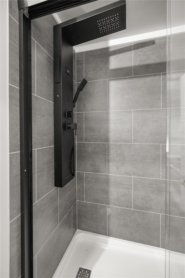 bathroom featuring tiled shower