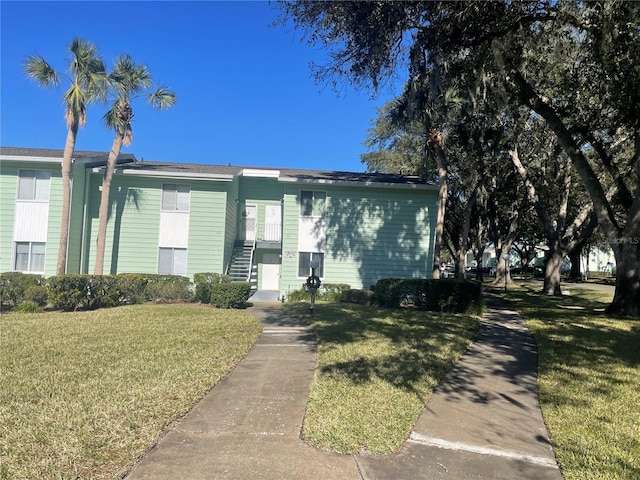 view of front facade featuring a front yard