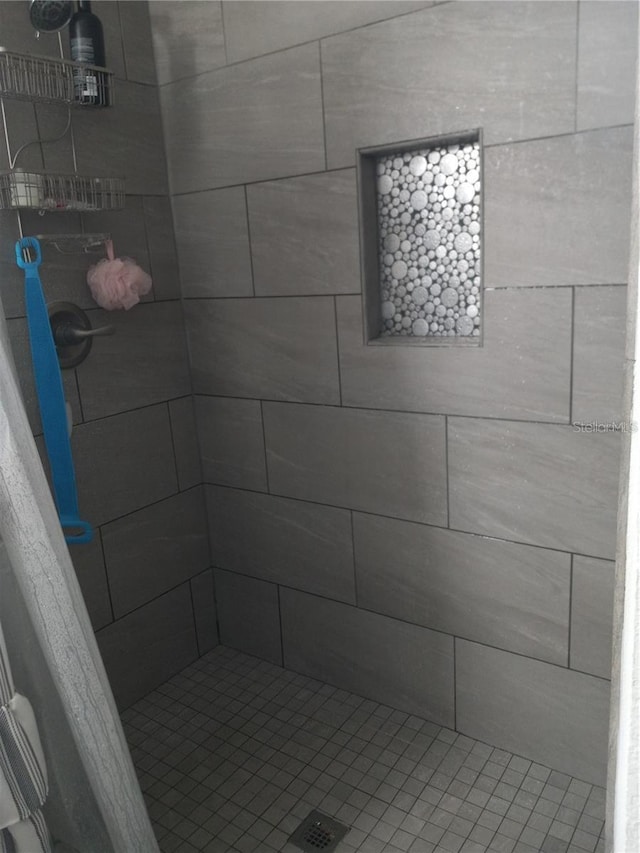 bathroom featuring a tile shower