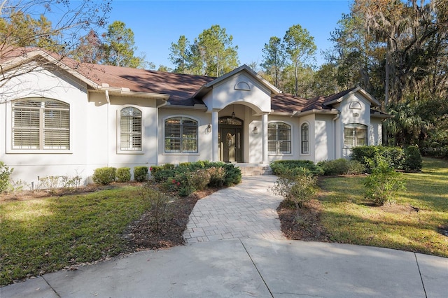 view of front of house featuring a front lawn