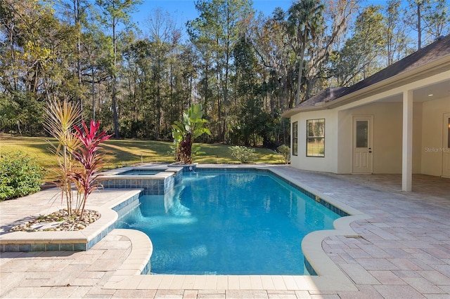 view of swimming pool featuring an in ground hot tub, a lawn, and a patio