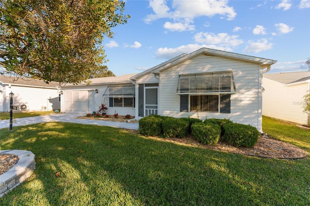 ranch-style home featuring a front lawn