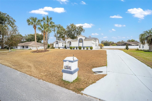 single story home with a front lawn