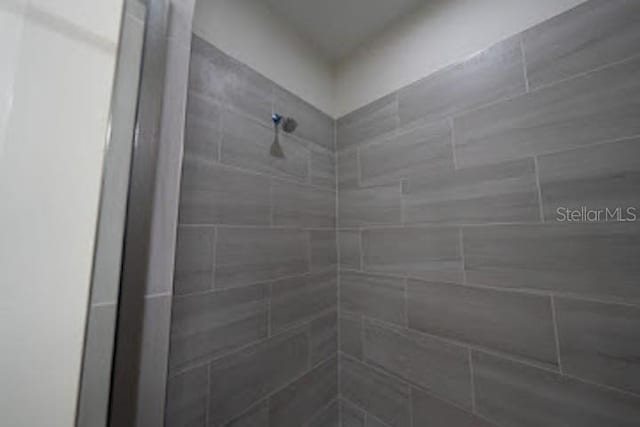 interior details with a tile shower