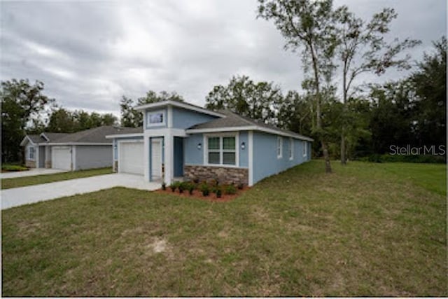 view of front of property featuring a front lawn and a garage