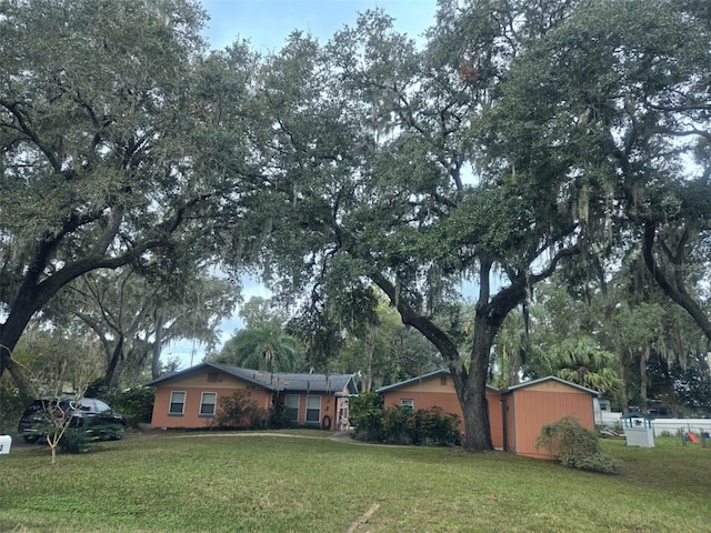 single story home featuring a front yard