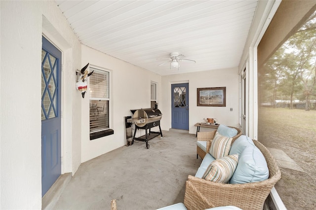 sitting room with ceiling fan