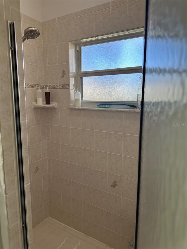 bathroom featuring a tile shower