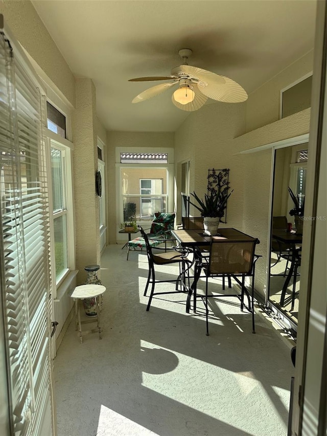 sunroom with ceiling fan