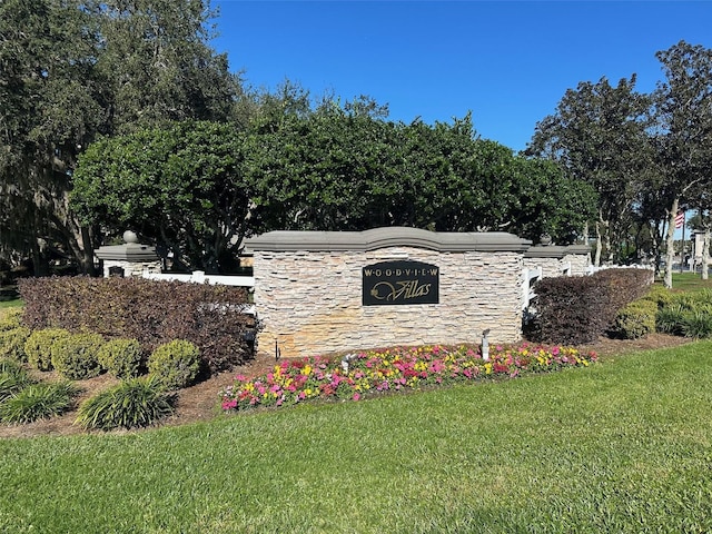 community sign with a lawn