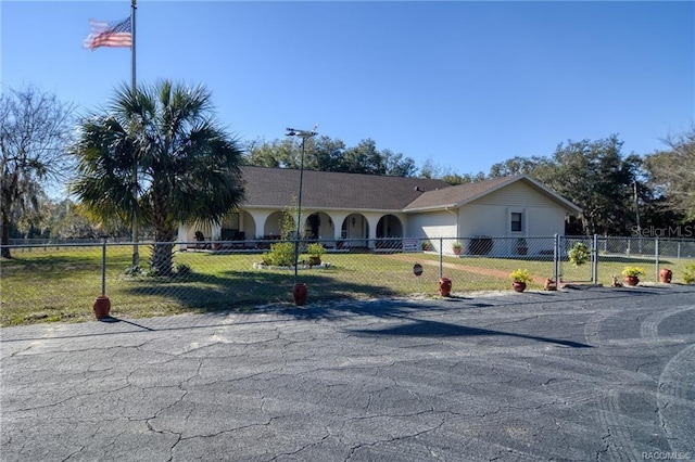 single story home with a front lawn