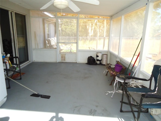 sunroom with ceiling fan