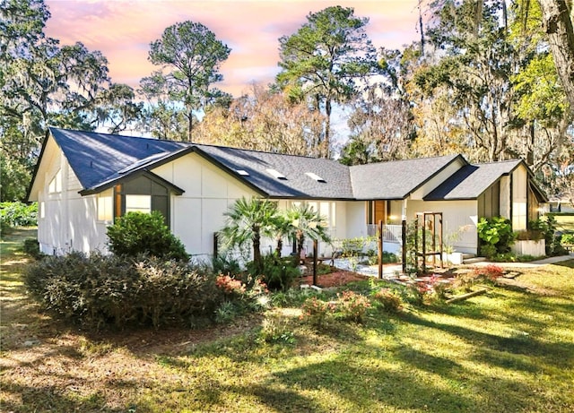 view of front of property featuring a lawn