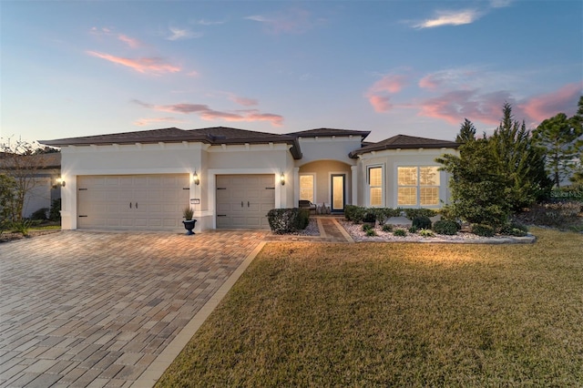 view of front of home featuring a yard and a garage