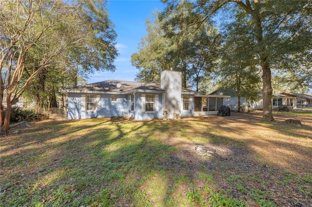 view of front of property featuring a front lawn