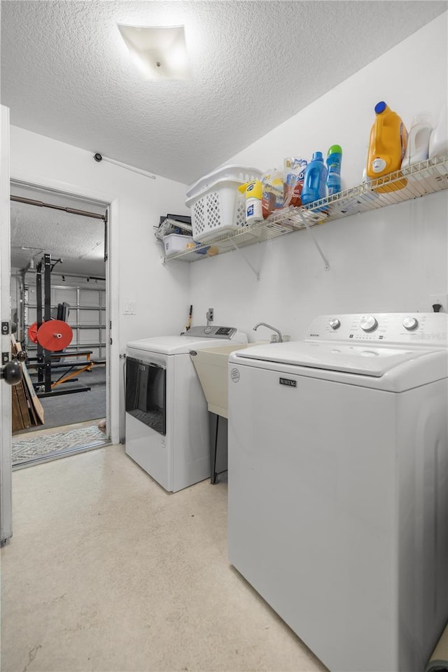 laundry room featuring a textured ceiling and independent washer and dryer