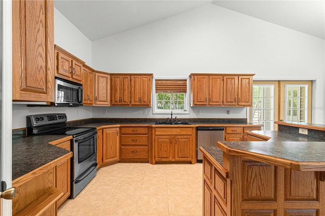 kitchen featuring kitchen peninsula, stainless steel appliances, sink, high vaulted ceiling, and a breakfast bar area