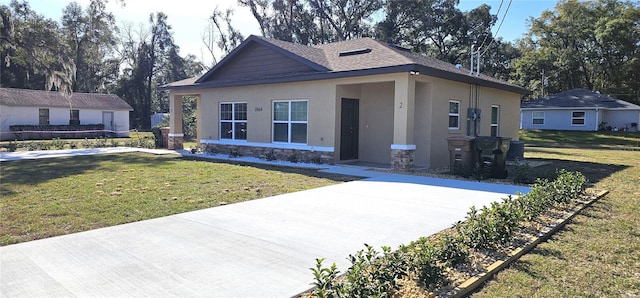 view of front of home featuring a front yard