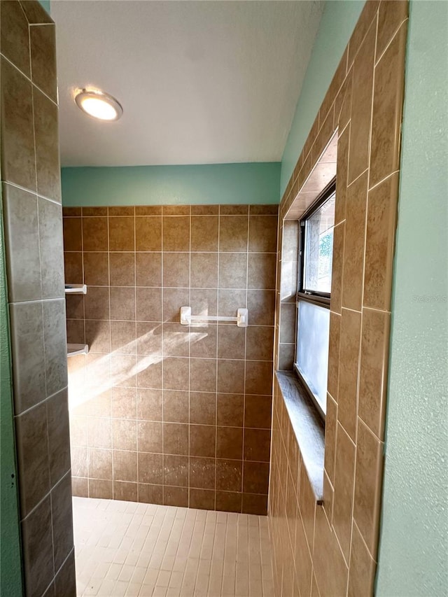 bathroom featuring tiled shower