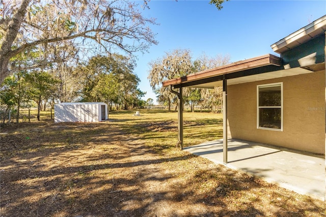 view of yard featuring a storage unit