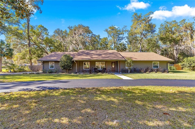 ranch-style home featuring a front lawn