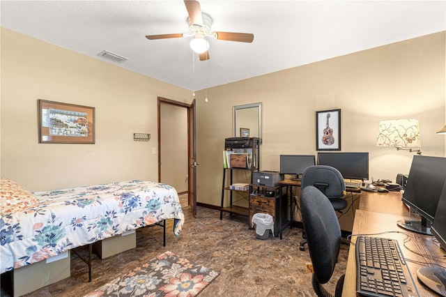 bedroom featuring ceiling fan and a textured ceiling