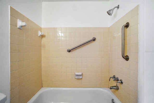 bathroom with tiled shower / bath