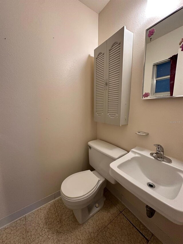 bathroom featuring toilet and sink