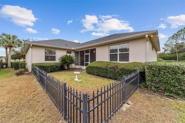 view of front of property featuring a front yard