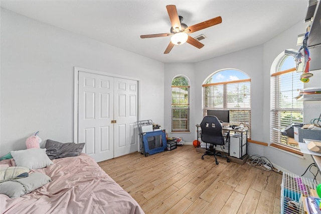 office area featuring light hardwood / wood-style floors and ceiling fan