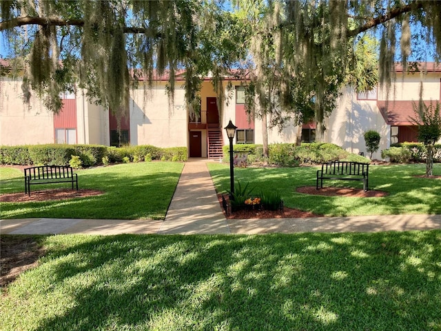 view of property's community featuring a lawn