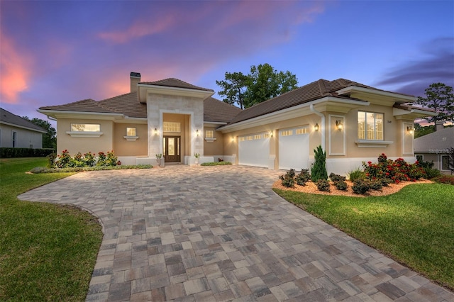 view of front facade featuring a yard and a garage