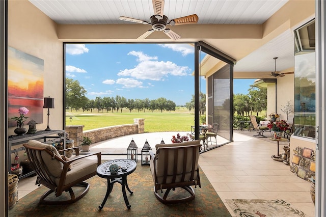 sunroom with ceiling fan