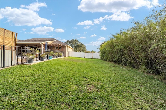 view of yard featuring ceiling fan