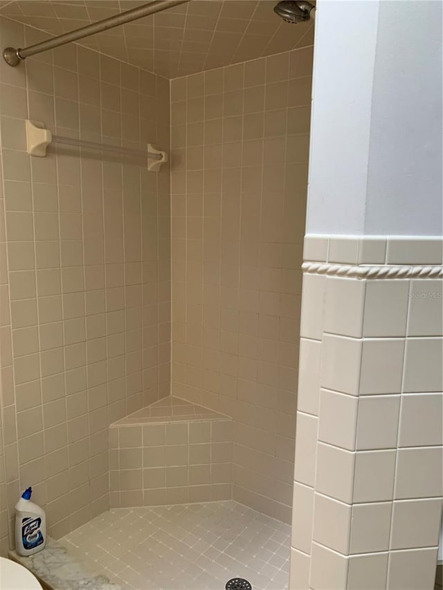 bathroom featuring tiled shower