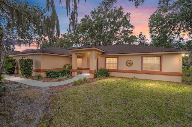 view of front of property featuring a lawn