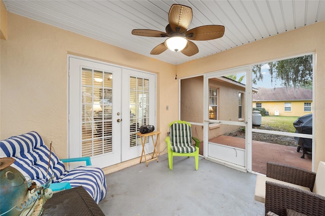 sunroom with ceiling fan