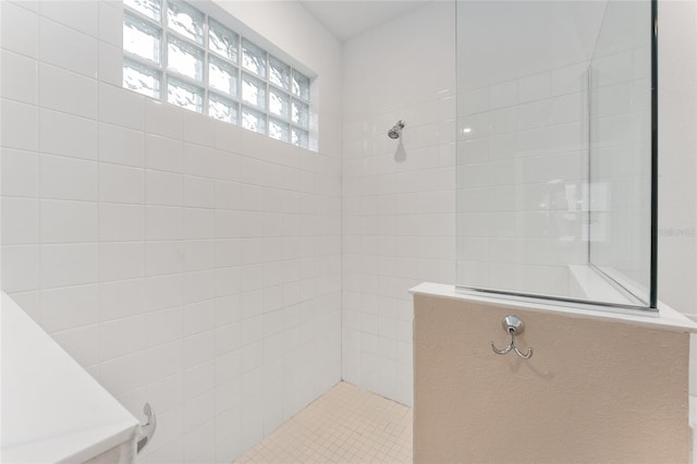 bathroom featuring a tile shower