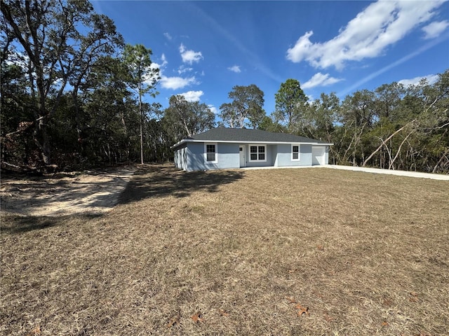 single story home with a front yard