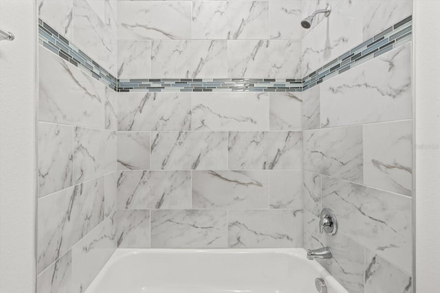 bathroom with tiled shower / bath