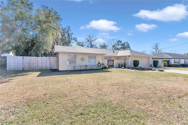 single story home featuring a front lawn