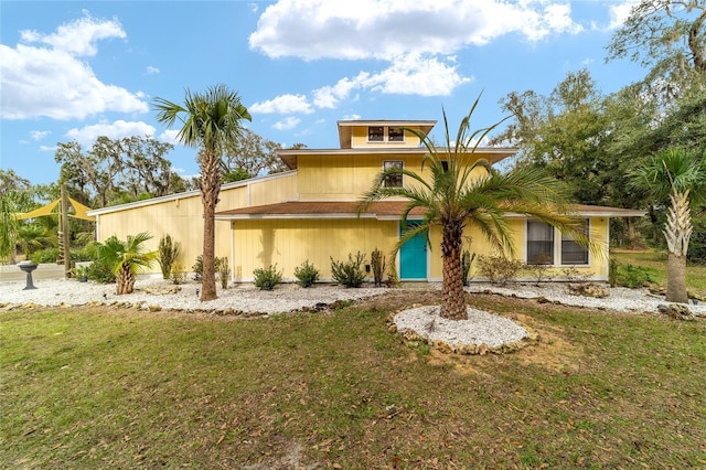 view of front facade featuring a front lawn