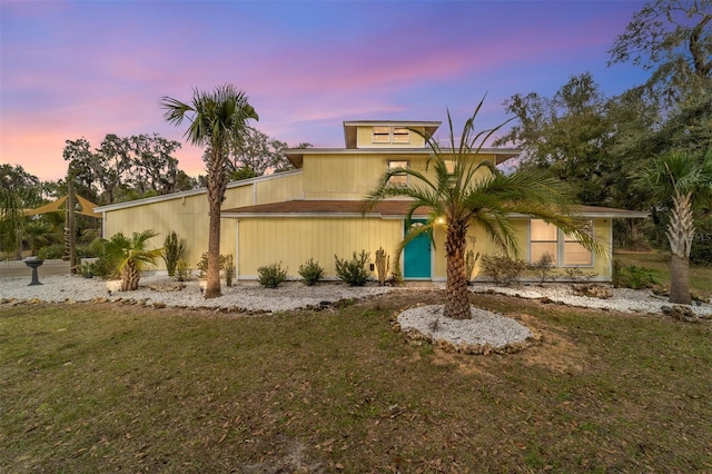 view of front facade featuring a front yard