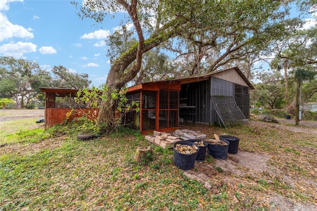 view of yard with an outbuilding