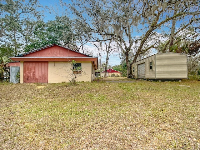 view of yard with a garage and an outdoor structure