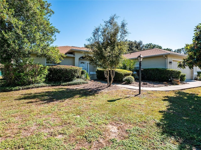 view of front of home featuring a front lawn