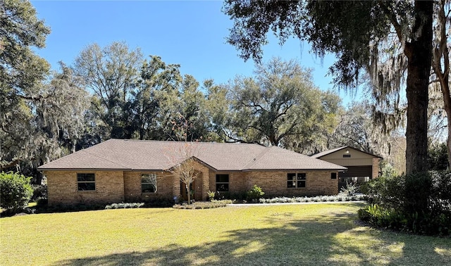 single story home with a front lawn