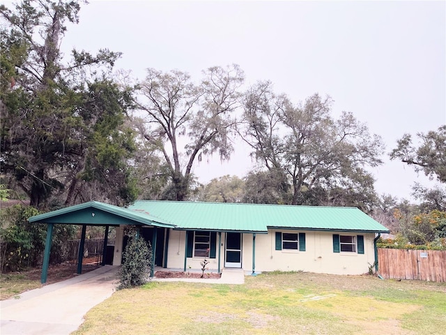 single story home featuring a carport and a front lawn