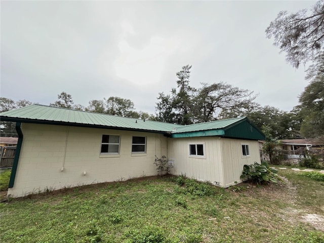 view of side of property featuring a lawn